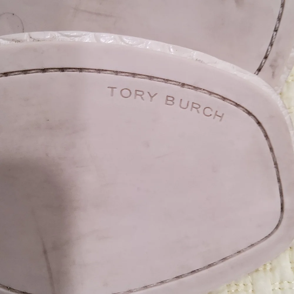 Tory Burch Metal Logo Croc Cream Sandals Size 8,5